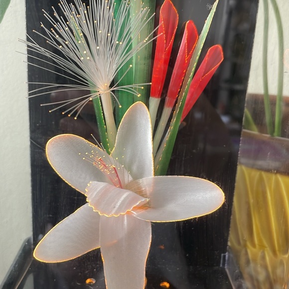 VINTAGE MUSICAL FIBER OPTIC LAMP
FLORAL 1980’S TABLE LAMP CHANGES COLOUR - Picture 3 of 10